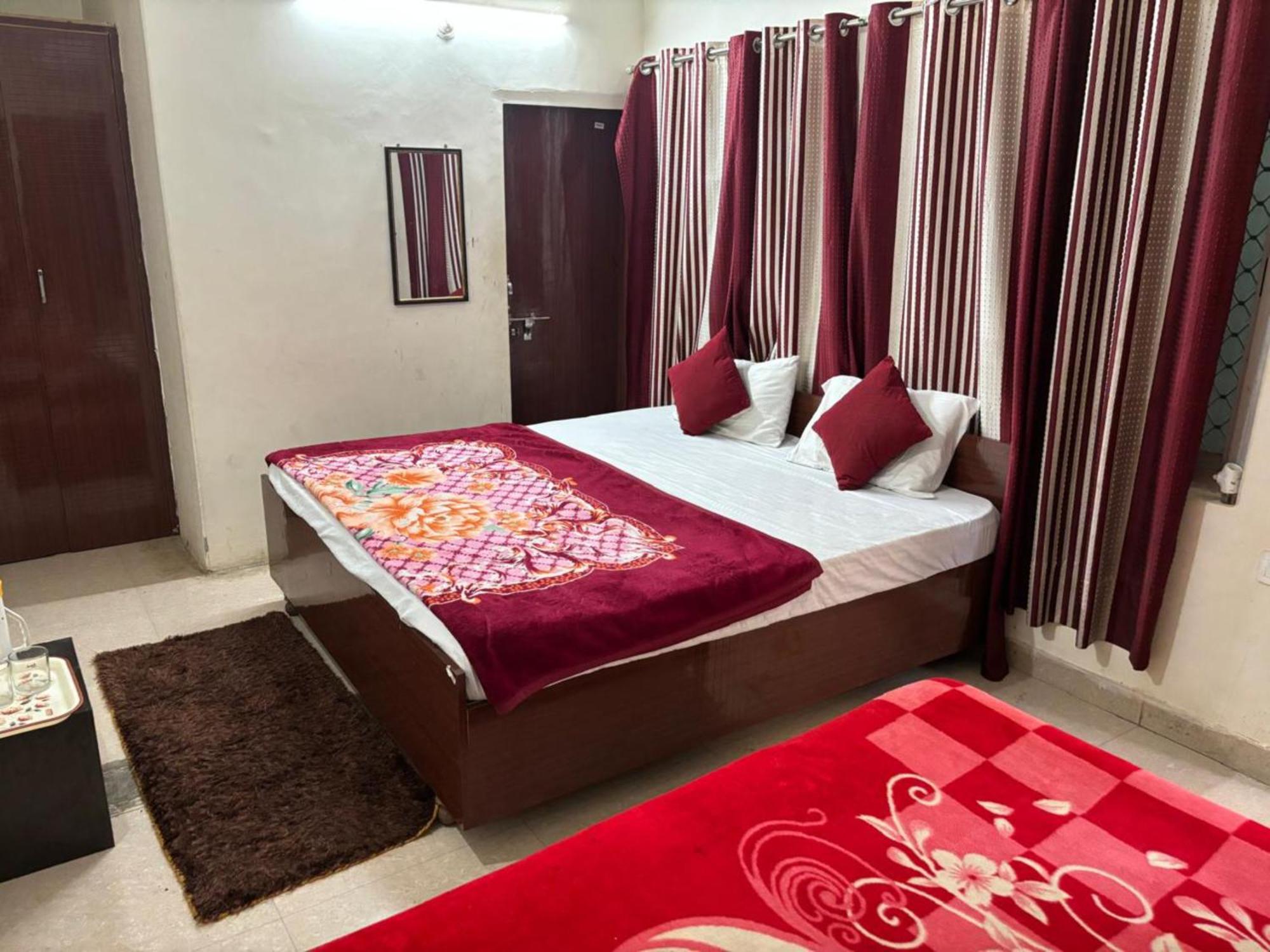 Goroomgo Varanasi Paradise Varanasi - Parking & Restaurant Available - Perfect Location And Comfortable Room Экстерьер фото