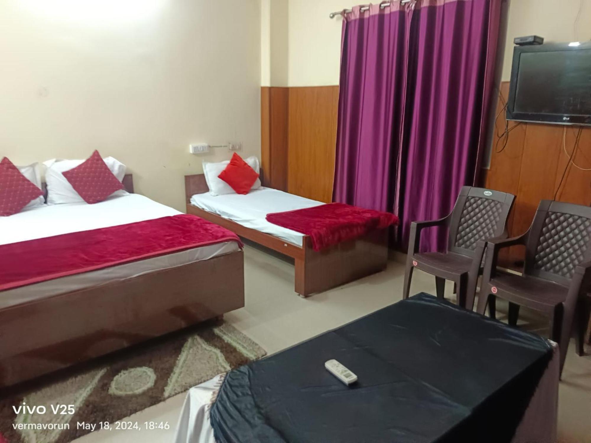 Goroomgo Varanasi Paradise Varanasi - Parking & Restaurant Available - Perfect Location And Comfortable Room Экстерьер фото