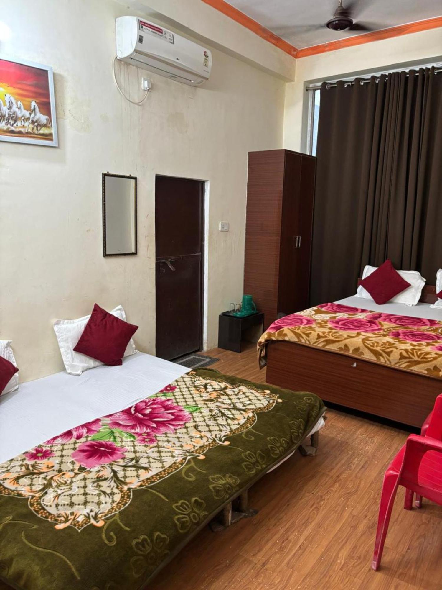 Goroomgo Varanasi Paradise Varanasi - Parking & Restaurant Available - Perfect Location And Comfortable Room Экстерьер фото