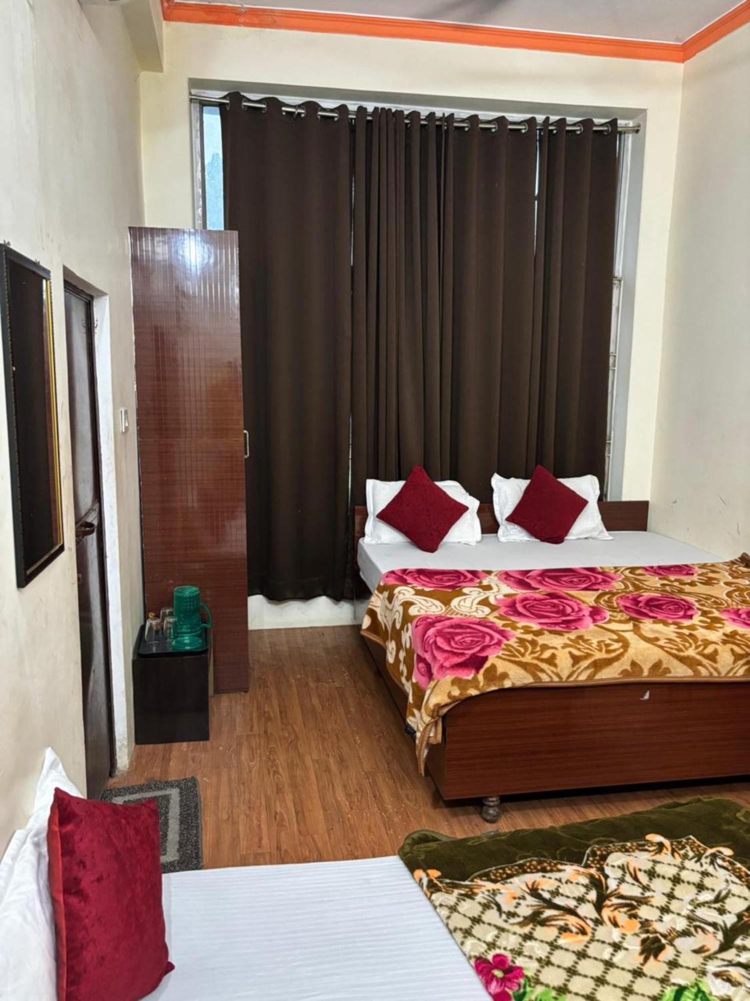 Goroomgo Varanasi Paradise Varanasi - Parking & Restaurant Available - Perfect Location And Comfortable Room Экстерьер фото