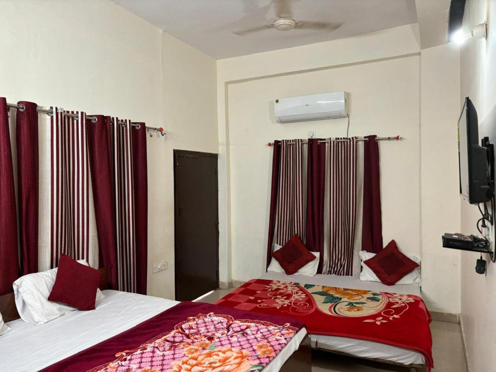 Goroomgo Varanasi Paradise Varanasi - Parking & Restaurant Available - Perfect Location And Comfortable Room Экстерьер фото